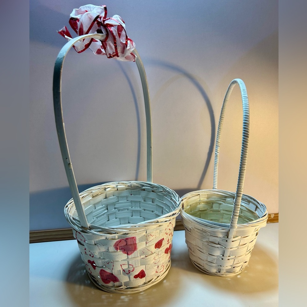 🔥2 Wicker Bamboo Baskets w/ Handles. Perfect for Easter 🐣or Valentines 💕.